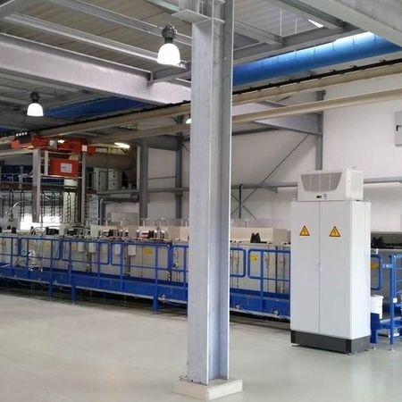 Elektropolieranlage mit Wärmerückgewinnungssystem zum Klimatisieren der Produktionshalle
