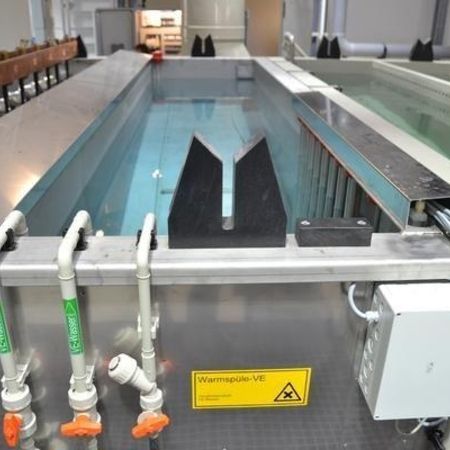 Elektrisch beheizte Warmspüle mit automatischer VE-Wasserzuspeisung und Überlauf
