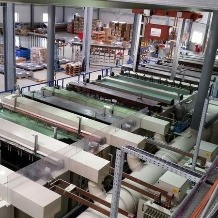 Elektropolieranlage mit Ultraschall- und Heißentfettung, Kaskaden-, Warm- und Standspülen, Dekapierung und elektrolytisch Beizen