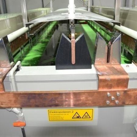 Elektropolierbehälter mit Ausrüstung für Hilfskathodentechnik im Automatikbetrieb